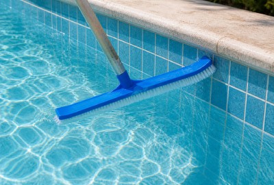 brushing-wall-pool-service-process